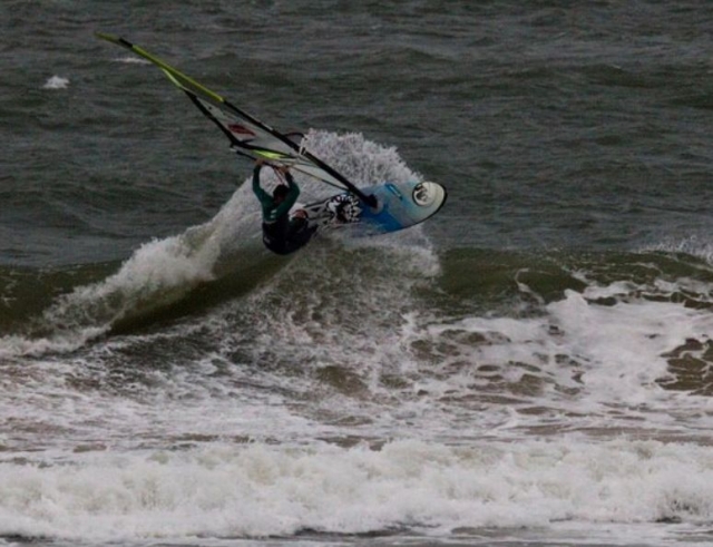 Giro con la tabla y la vela